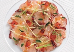 CARPACCIO DE HOMARD NORMAND MARINÉ À L’HUILE DE MARJOLAINE, FENOUIL ET PASTÈQUE 