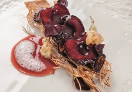 LA CERISE BURLAT FLAMMÉE, TIÉDIE SUR LA BRAISE,SORBET CERISE ET FLEUR D’ACACIA