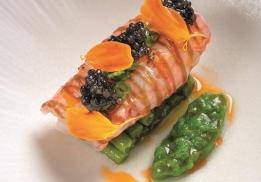 LANGOUSTINE EN GRAVLAX, HARICOTS VERTS, GELÉE CASSÉE DE HARICOTS VERTS, BISQUE LIÉE, CRÈME D’ISIGNY PARFUMÉE, CAVIAR OSCIÈTRE