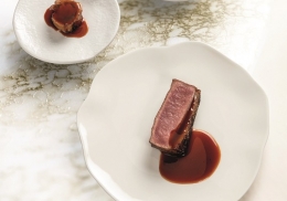 AGNEAU EN TROIS SERVICES : SELLE RÔTIE, PANOUFLE CONFITE AUX HERBES, POIS CHICHES CONFITS AU BOUILLON D’AGNEAU, JUS RÉDUIT