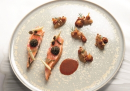 SAUMON MI-CUIT,  GIROLLE, COING, CAVIAR ET SARRASIN SOUFFLÉ
