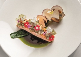 SAUMON GRATINÉ AU MISO,  PAK CHOÏ BRAISÉ, SHIITAKE ET CÈPE