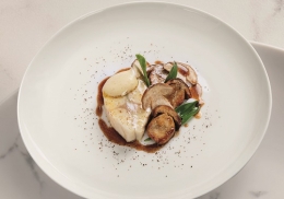 LE LOUP DE LIGNE CUIT AU PLAT, CÈPES DE PAYS CONFITS, VELOURS À LA RÉGLISSE