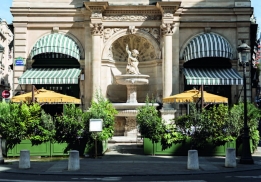 LA FONTAINE GAILLON, DÉCOR DE LA SÉRIE EMILY IN PARIS