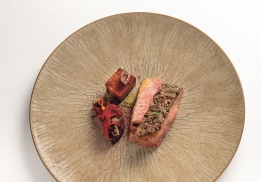 FILET DE CANETTE RÔTIE, CONDIMENTS OLIVES, FOIES ET HERBES FRAÎCHES, POMMES DE TERRE CROUSTILLANTES ET BETTERAVE EN TEXTURES