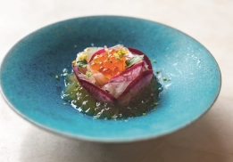 Rose d’Ishinagi couleur de radis violet, gelée de dashi acidulée au sobacha