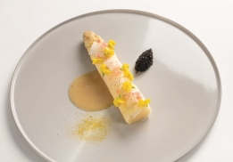 1 I 15 jours avant, infuser à froid les fleurs de genêt dans le vinaigre balsamique blanc.  2 | Faire sécher les fleurs de genêt dans un déshydrateur. Mixer 12 heures avant pour obtenir une poudre fine.  3 | Éplucher les asperges jusqu’à la tête à 14 cm de long, récupérer les parures. Placer les asperges dans un sac sous vide avec une pincée de poivre noir de Sarawak et une pincée de sel marin, ajouter le vinaigre de genêt et souder le sac. Cuire dans un four vapeur ou un cuiseur vapeur à 100°C pendant 13 m