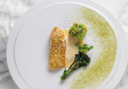 TURBOT SAUVAGE, PETITS POIS À LA FRANÇAISE, FLEURS DE CAMOMILLE