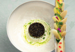 VELOUTÉ D’ASPERGES BLANCHES « REINE DE SOLOGNE », TARTARE DE COUTEAUX DE MER, CAVIAR OSCIÈTRE