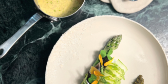 ASPERGE VERTE DE ROQUES-HAUTES, POUTARGUE, STRACCIATELLA ET CITRON NOIR D’IRAN