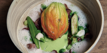 COURGETTE FLEUR FARCIE, BOUILLON DE MOUSSERONS