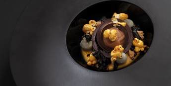 CRÉMEUX CARAMEL TONKA, TROMPETTES DES MORTS, SORBET CHOCOLAT ET POP-CORN