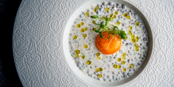 OEUF PARFAIT FUMÉ AUX LENTILLES DU PUY, LARD ET OUEFS DE POISSON