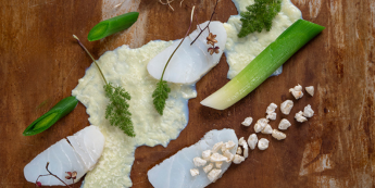 TRADITION DU BASSIN,  DOS DE MORUE ÉTUVÉE & ADOUCIE DE PEAU DE LAIT, PREMIERS CISTRES DU PLATEAU & « CHICHARRÓN »