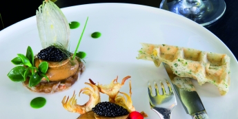 CRÈME SOUFFLÉE DE DORMEUR AU CAVIAR OSCIÈTRE, ÉMIETTÉ DE TOURTEAU, CROQUANT D’ARTICHAUT COMME EN PROVENCE, GAUFRETTE AUX HERBES