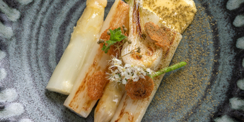 ASPERGE BLANCHE, MÉLISSE ET SAUCE MALTAISE