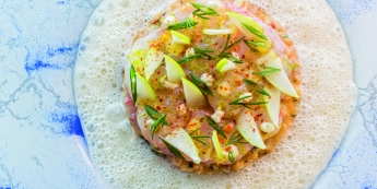 RISOTTO CUISINÉ À L’ANGUILLE FUMÉE, LANGOUSTINES EN ÉPAIS CARPACCIO, ÉMULSION AU PARMESAN