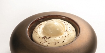 POIRE, SIPHON AMANDE, SORBET POIRE ET NOIX DE PÉCAN PRALINÉES