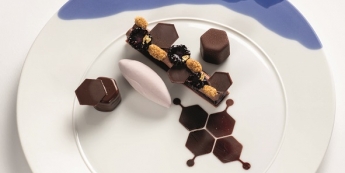 Chocolat en crémeux Alpaco pur Équateur, suprême de mûre ronce et fruit du mûrier, glace à l’ube, cœur de mûre-chocolat