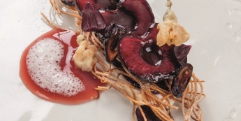 LA CERISE BURLAT FLAMMÉE, TIÉDIE SUR LA BRAISE,SORBET CERISE ET FLEUR D’ACACIA