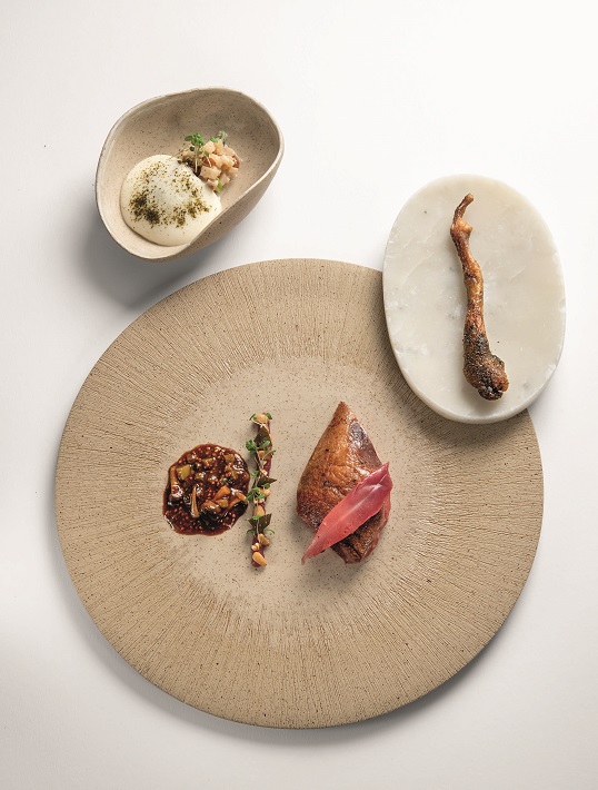 PIGEON RÔTI SUR LE COFFRE, CÉLERI EN DIFFÉRENTES TEXTURES, NORI ET SAUCE CHARCUTIÈRE 