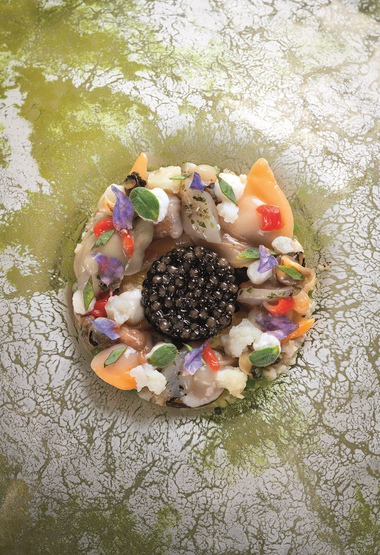 Coquillages de mon pays en différentes textures, gelée d’un consommé d’échalotes acidulé 