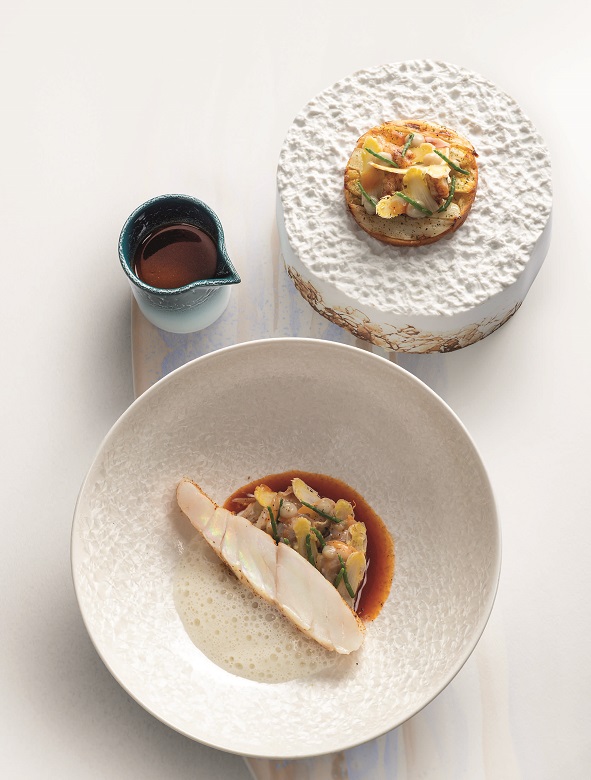 Turbot des deux frères délicatement braisé, asperges blanches et rigadeaux, sucs d’arêtes et cardamome