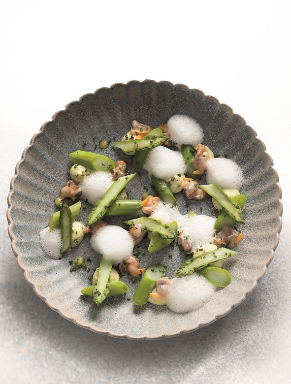 Asperges vertes, coques et émulsion marinière 