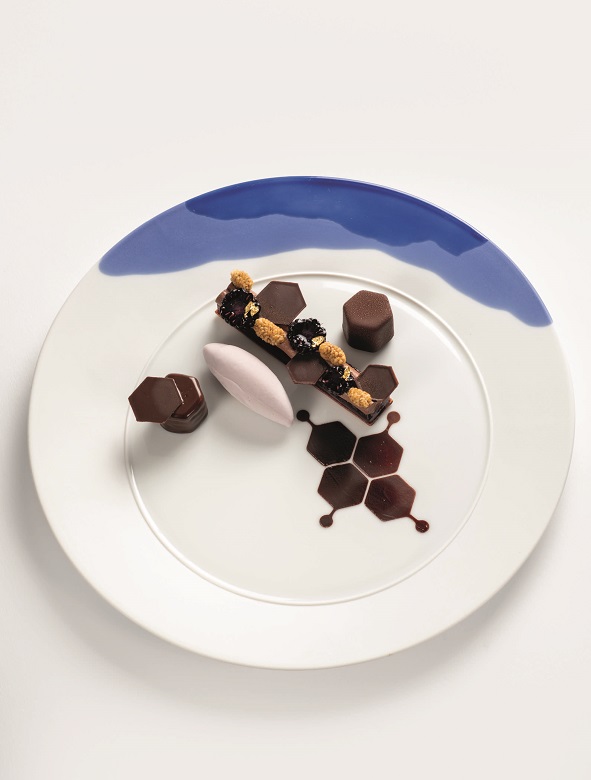 Chocolat en crémeux Alpaco pur Équateur, suprême de mûre ronce et fruit du mûrier, glace à l’ube, cœur de mûre-chocolat
