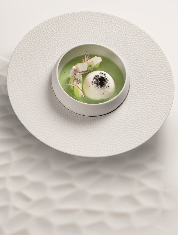 Gaspacho de concombre, ceviche de sériole, mousse au lait de coco poudré de curry noir 