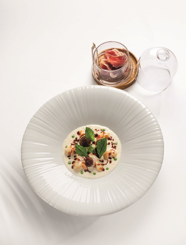 Gnocchis parfumés aux échalotes confites, crème onctueuse au Morbier, copeaux de Cecina de León et noix de cajou 