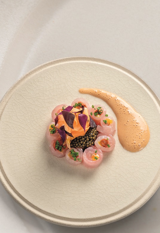 ROUGET-BARBET À CRU, GELÉE DE PIGEON, CAVIAR OSCIÈTRE ET SAUCE CARDINAL