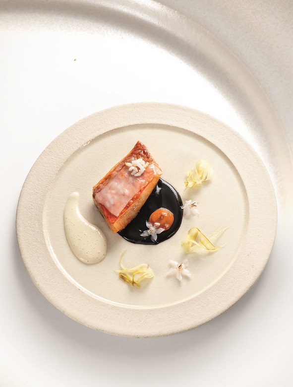 ROUGET-BARBET CUIT AU BEURRE DE FOIE, SAUCE SEICHE, LARD À L’AIL NOIR ET JUS DE MOULES