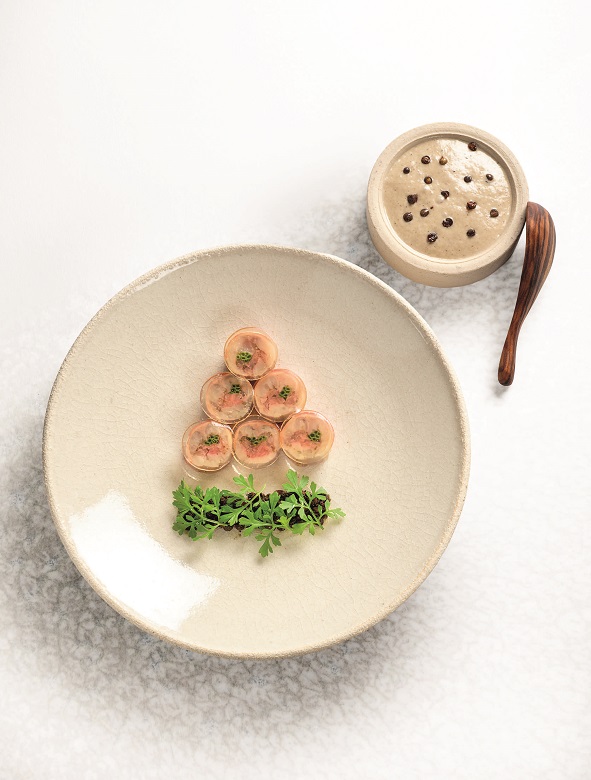 FILET DE ROUGET-BARBET CUIT AU SEL RADIS SENMAIZUKE, CRÈME DE LENTILLES ET GELÉE D’ESCABÈCHE