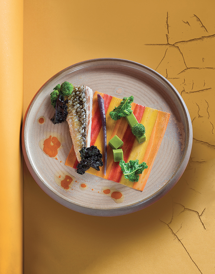 Filet de loup sauvage de Méditerranée rôti à basse température, carottes légèrement marinées au vinaigre de kalamansi, vinaigrette au safran de Provence