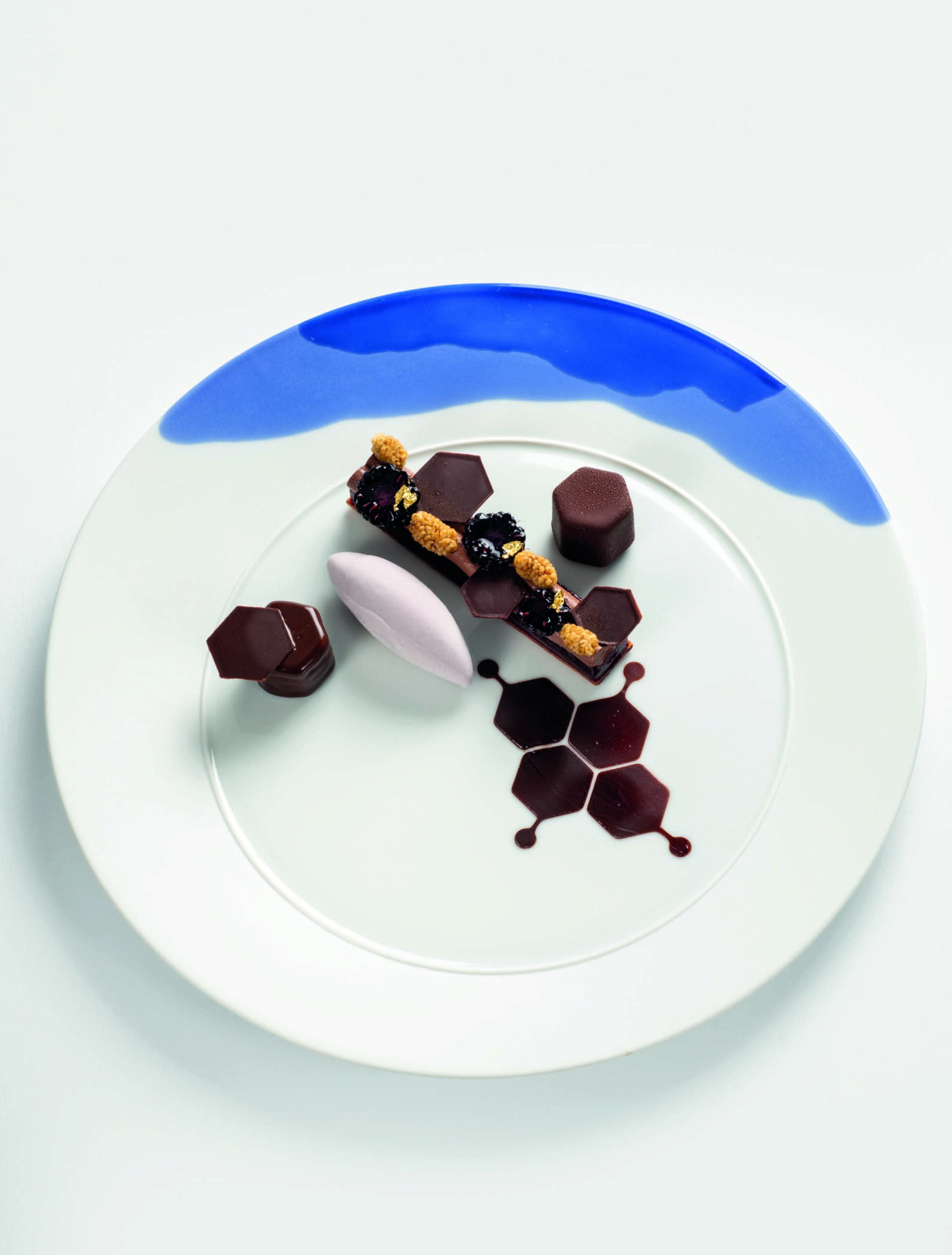 Chocolat en crémeux Alpaco pur Équateur, suprême de mûre ronce et fruit du mûrier, glace à l’ube, cœur de mûre-chocolat