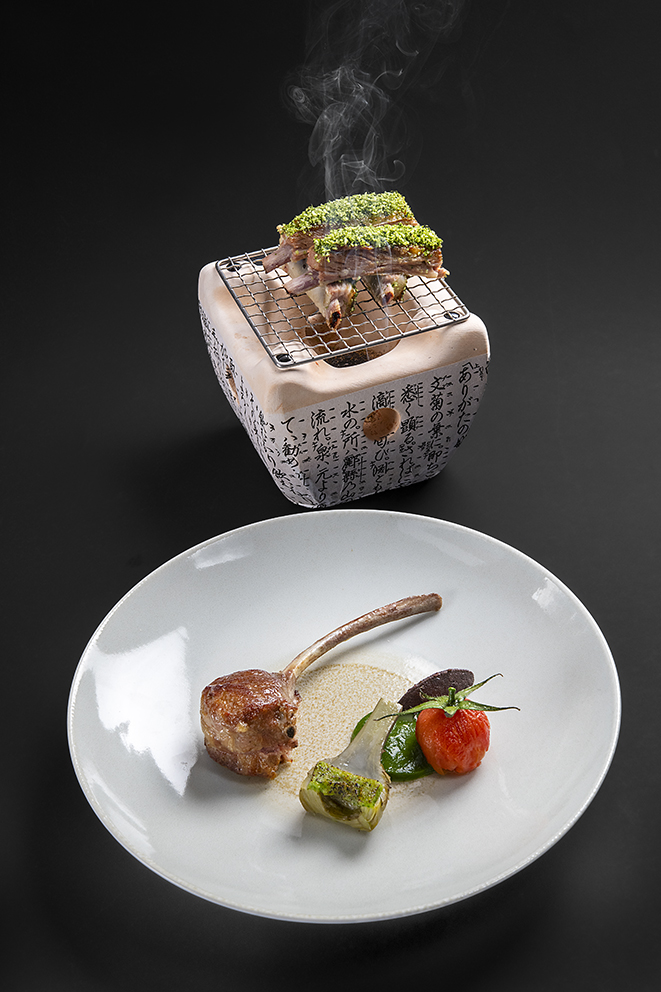 Côtelettes d’agneau d’alsace en tomahawk, tomate confite-artichaut poivrade-tapenade d’olives noires, purée de persil à l’ail doux, jus réduit aux aromates