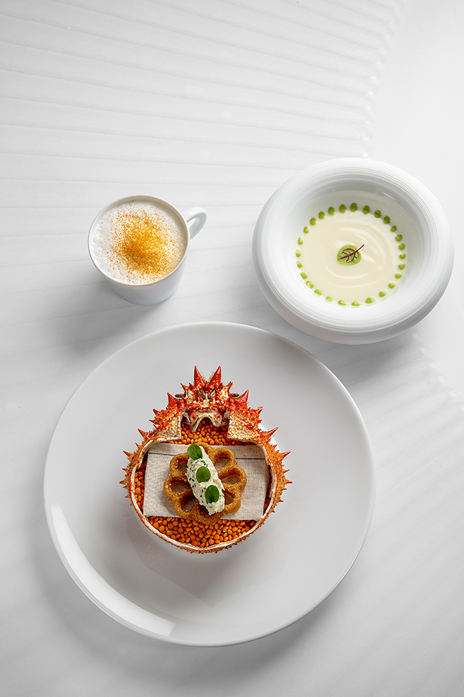 Araignée de mer en gelée, crème de chou-fleur, cappuccino, rémoulade sur gaufre