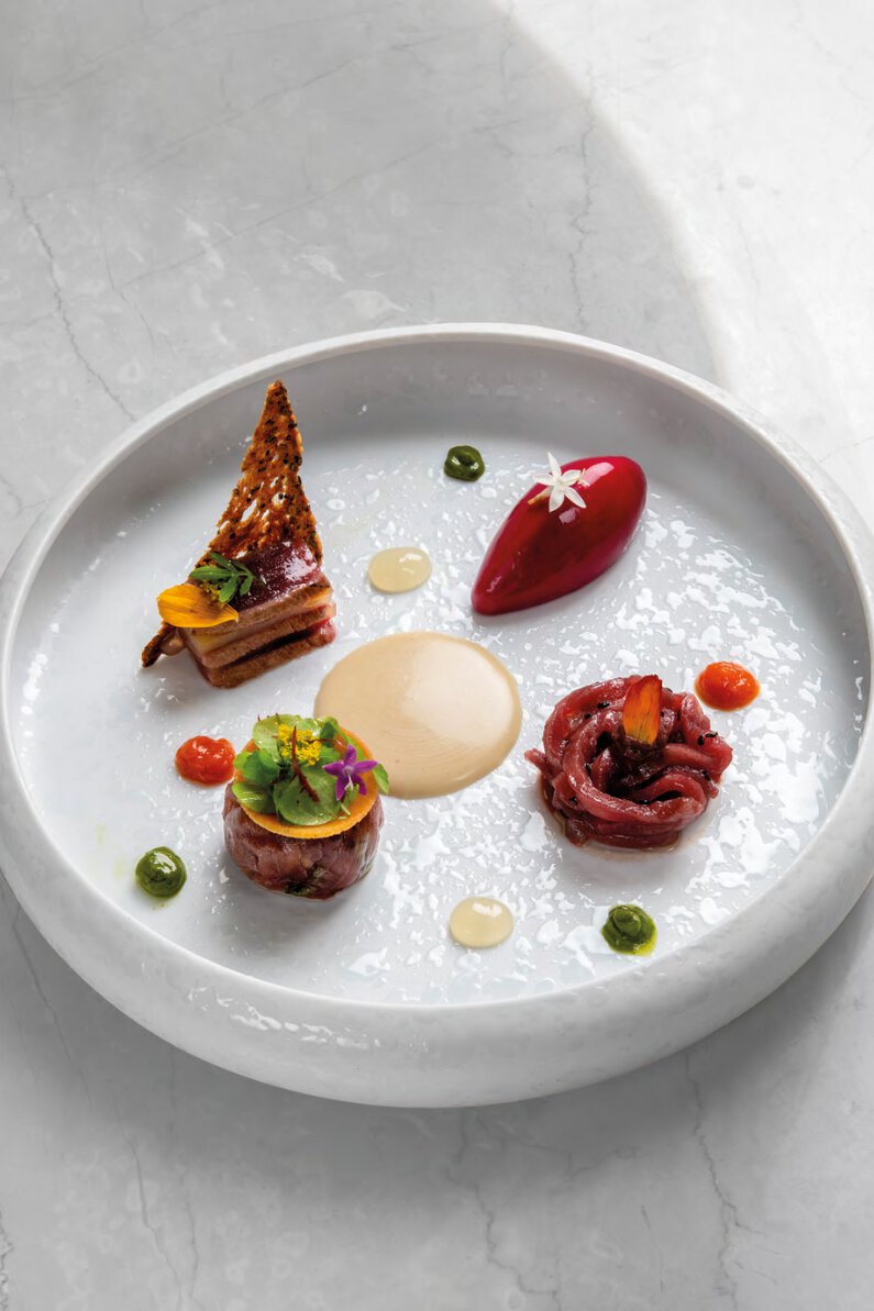 Autour du thon rouge de méditerranée en sashimi, en tataki, à la tomate, fondant de thon au fromage frais, sauce d’un vitello tonnato