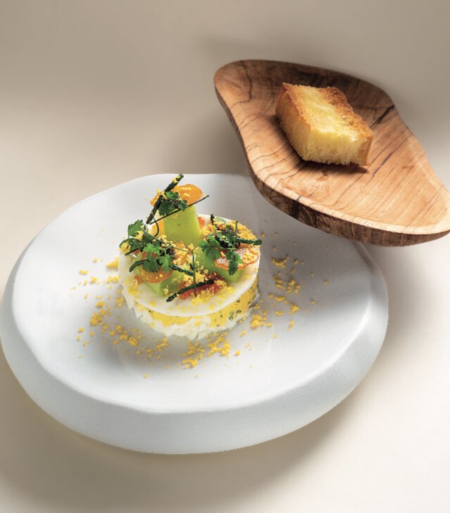 Œuf bio façon mimosa terre & mer, œufs durs, fine mayonnaise aux herbes fines, œuf de truite, poutargue et celtuce, focaccia toastée
