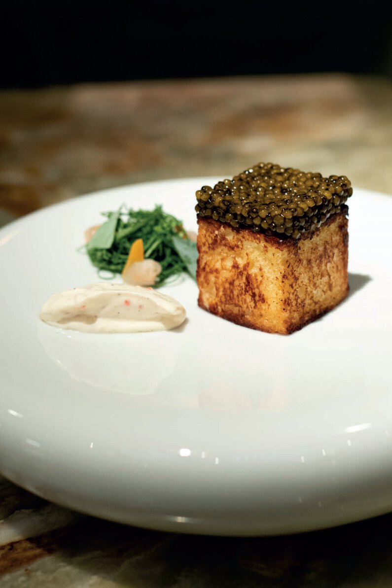 Caviar osciètre, pain mi-perdu mi-soufflée pommes pompadour, oseille sauvage
