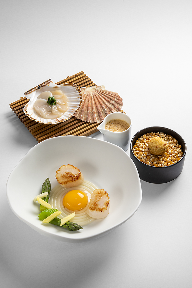 Coquille saint-jacques poêlée sur un spaghetto de parmesan et jaune d’œuf fumé, sauce thaïe, coquille saint-jacques cuite au four avec des salicornes, beignet de tripes