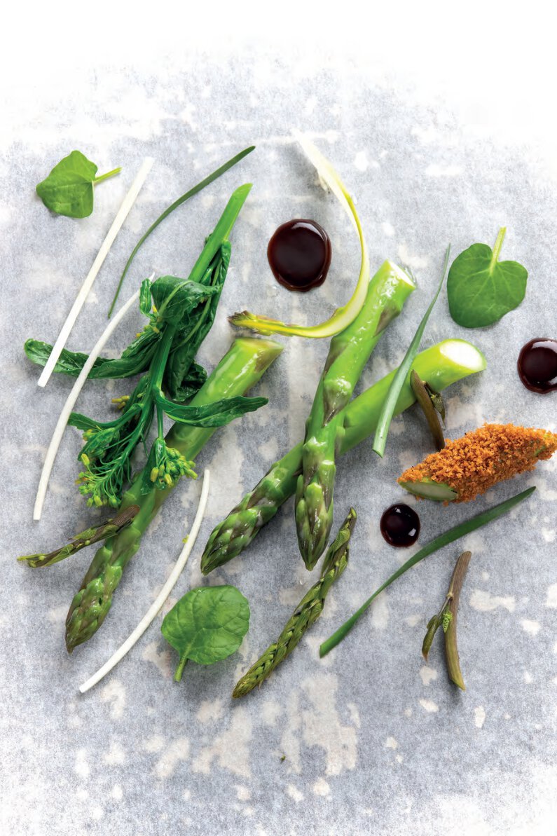 De florent, les asperges vertes relevées de garum acidulé &amp; pain grillé, herbes de lagardelle et des fossés