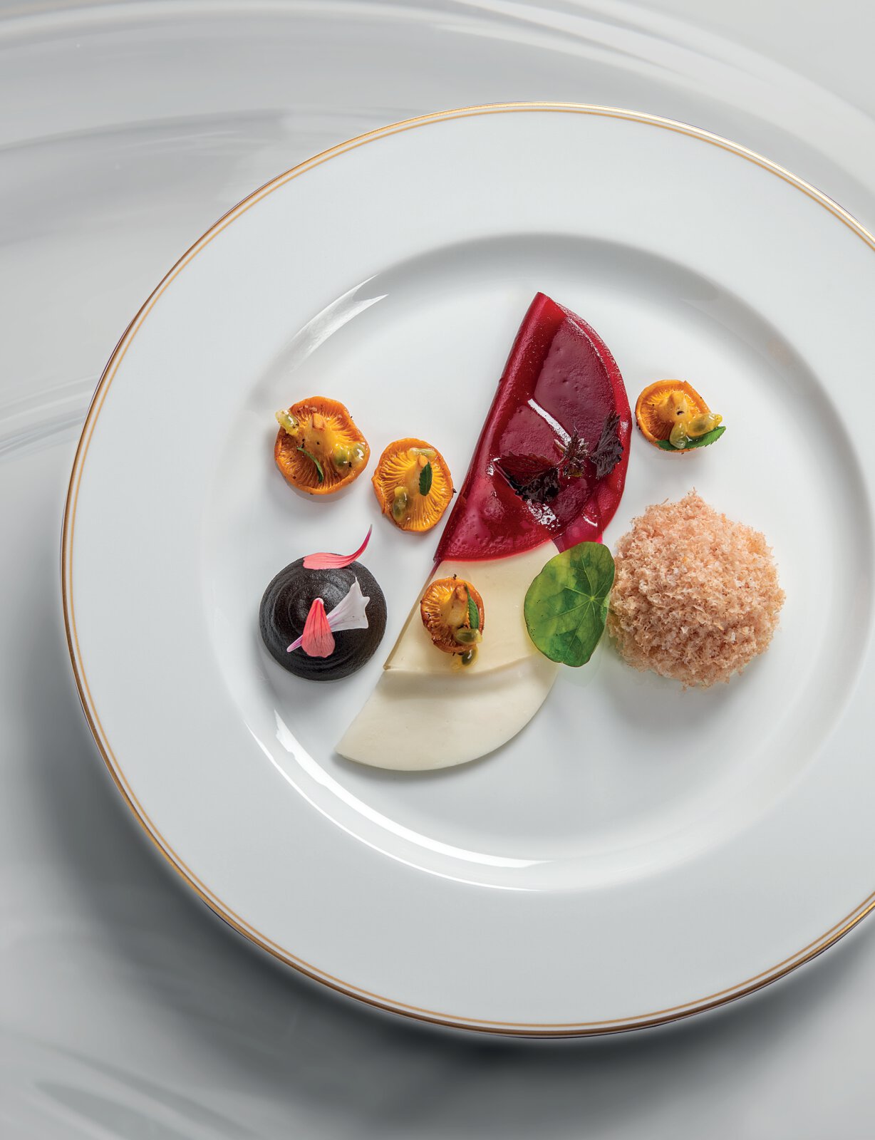 Voile de betterave fumée, gelée de sauternes et lait de brebis pris, girolles du médoc, oeuf de ferme et andouille béarnaise
