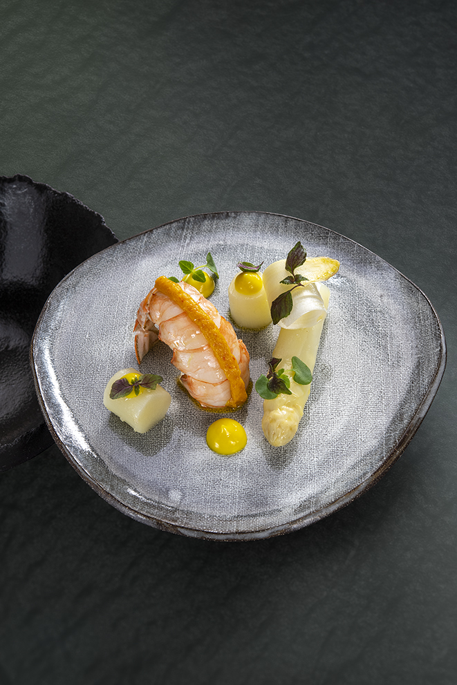 Asperges blanches de sologne parfumées au curcuma, langoustines justes saisies
