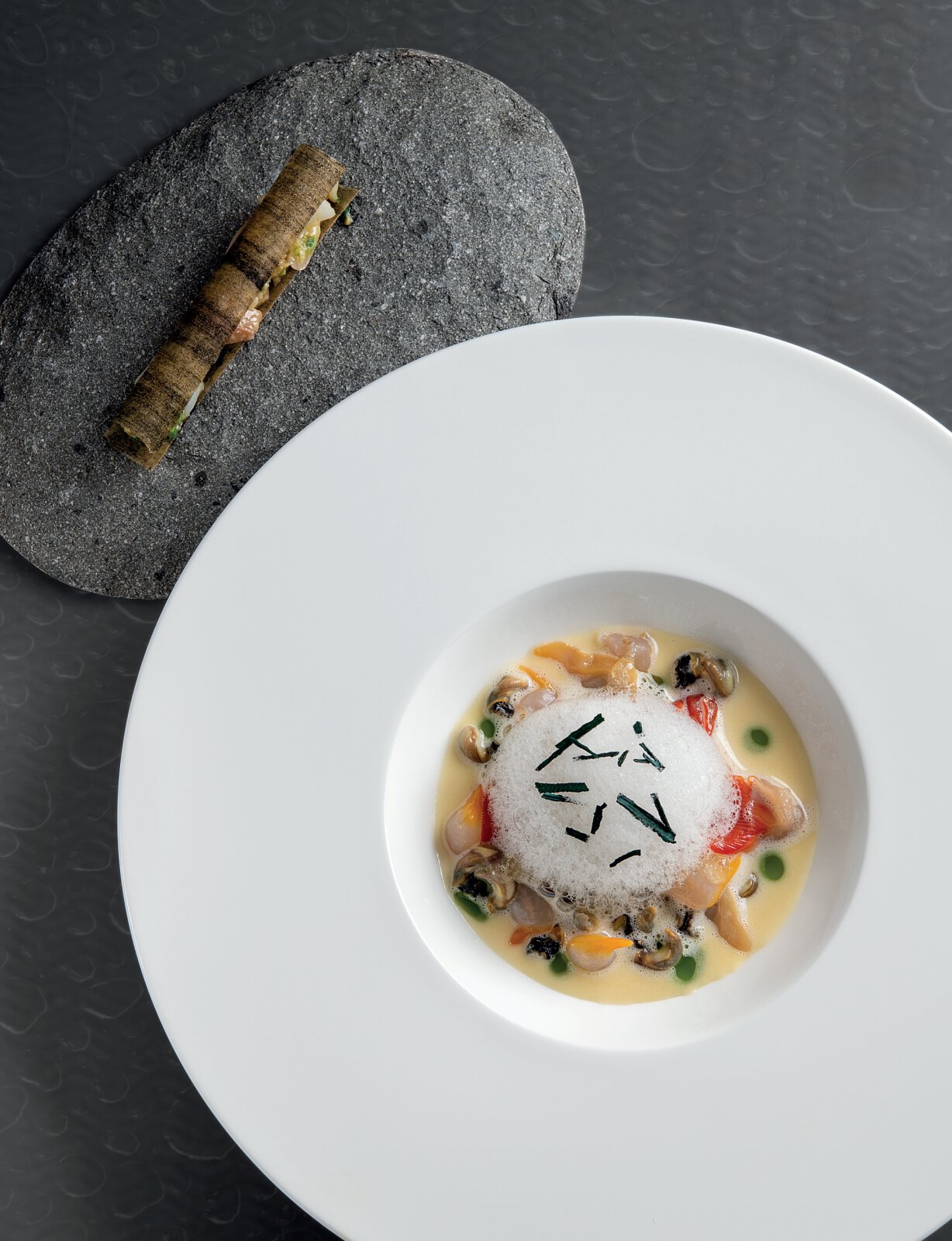 Délicate marinière de coquillages à la fleur de sureau, fenouil sauvage en écume, tartare de couteaux