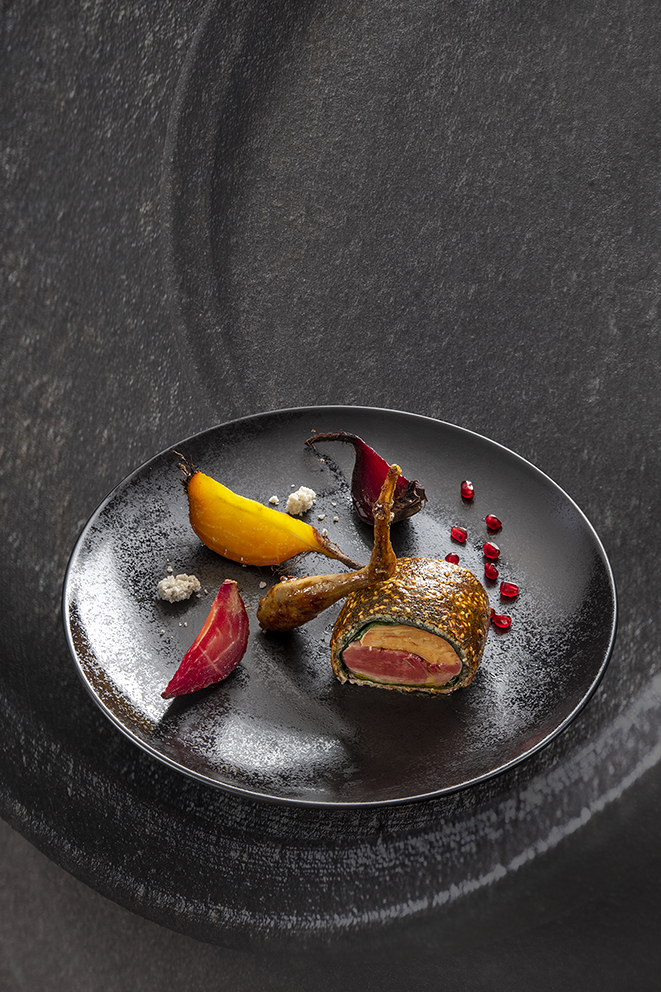 Pigeon au foie gras en croûte de céréales, betteraves cuites au sel à la mélasse de grenade