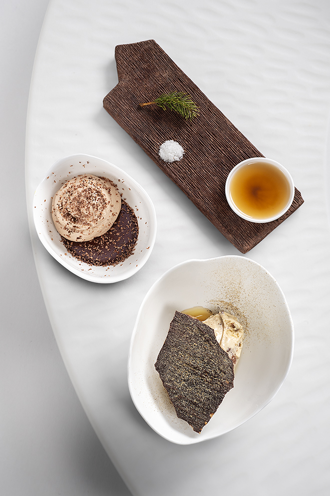Extraction de sapin en gelée glacée au café et éclats de cristalline épicés, crème chaude onctueuse de chocolat