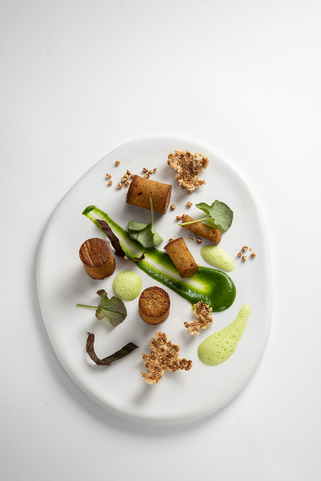 Comme un gâteau,  le biscuit au sarrasin roulé au beurre de petit lait, mousseux d’oseille verte & argentée d’ici, piquant de roquette & kasha soufflé