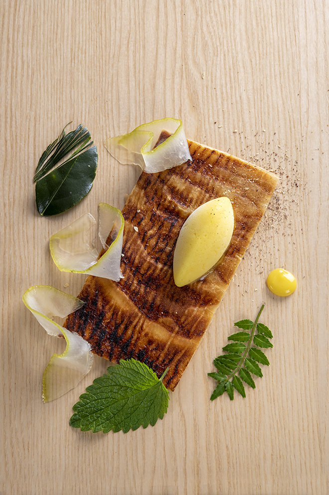 Acidulée, fine pâte à l’ancienne garnie de kalamansi, cédrat confit et sorbet parfumé, mélisse &amp; sancho